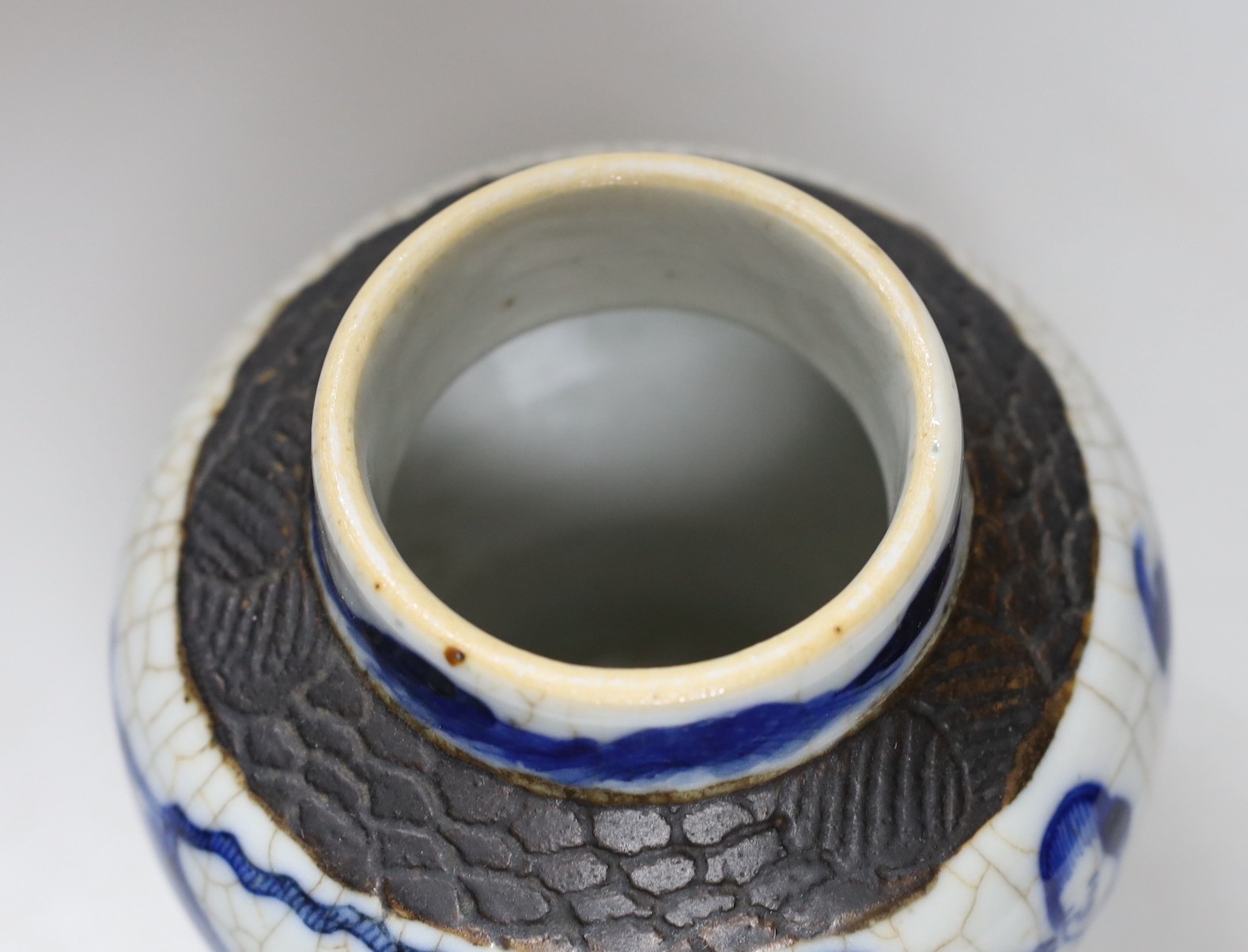 A 19th century Chinese blue and white crackle glaze vase and cover, 20cm